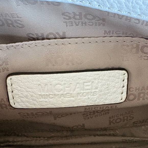 ๐ค๐คMICHAEL KORS WHITE LEATHER FLAP SHOULDER BAG!๐ค๐ค - Picture 8 of 9
